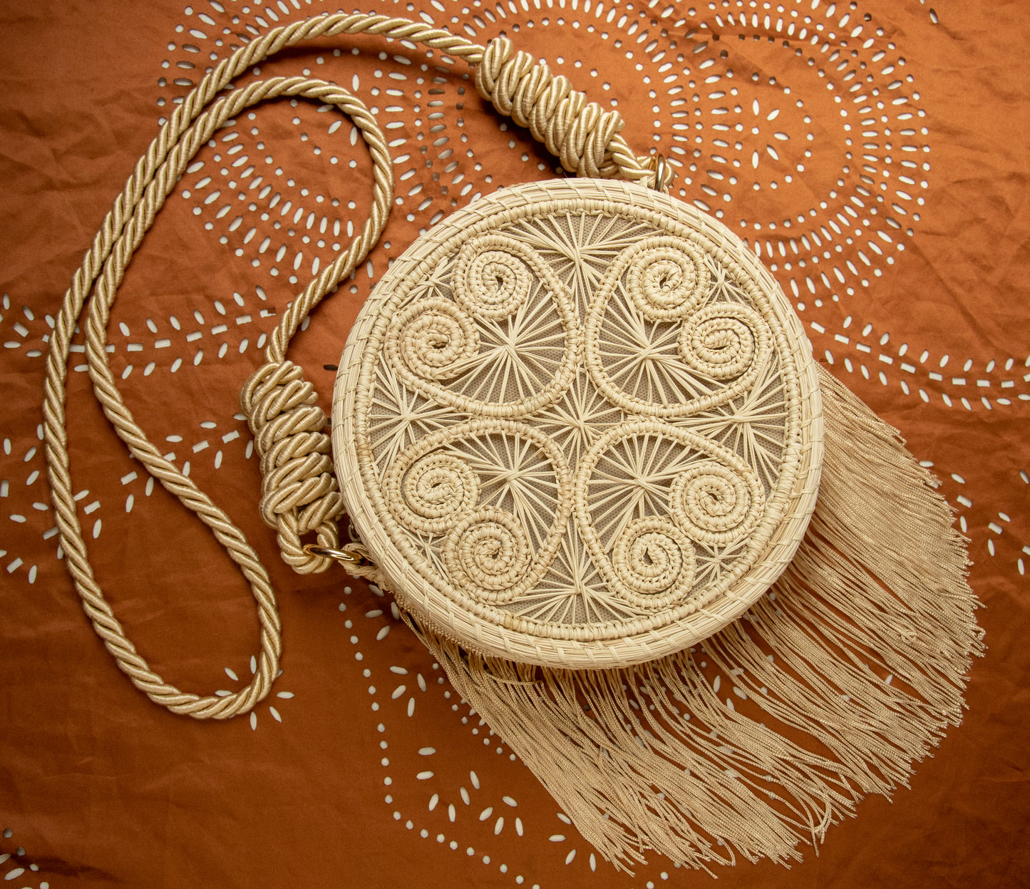 Round shoulder bag with tassels, undyed natural / Carmen