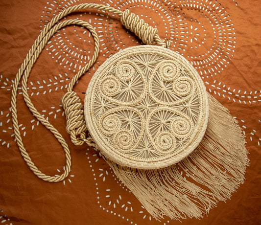 Round shoulder bag with tassels, undyed natural / Carmen