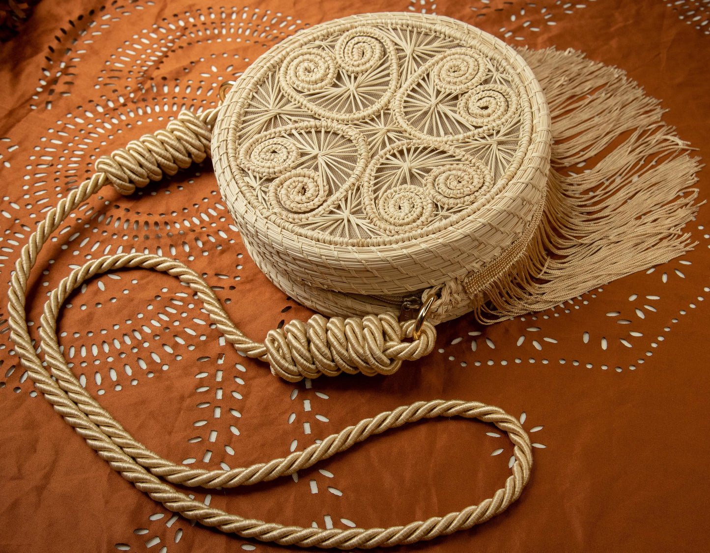 Round shoulder bag with tassels, undyed natural / Carmen