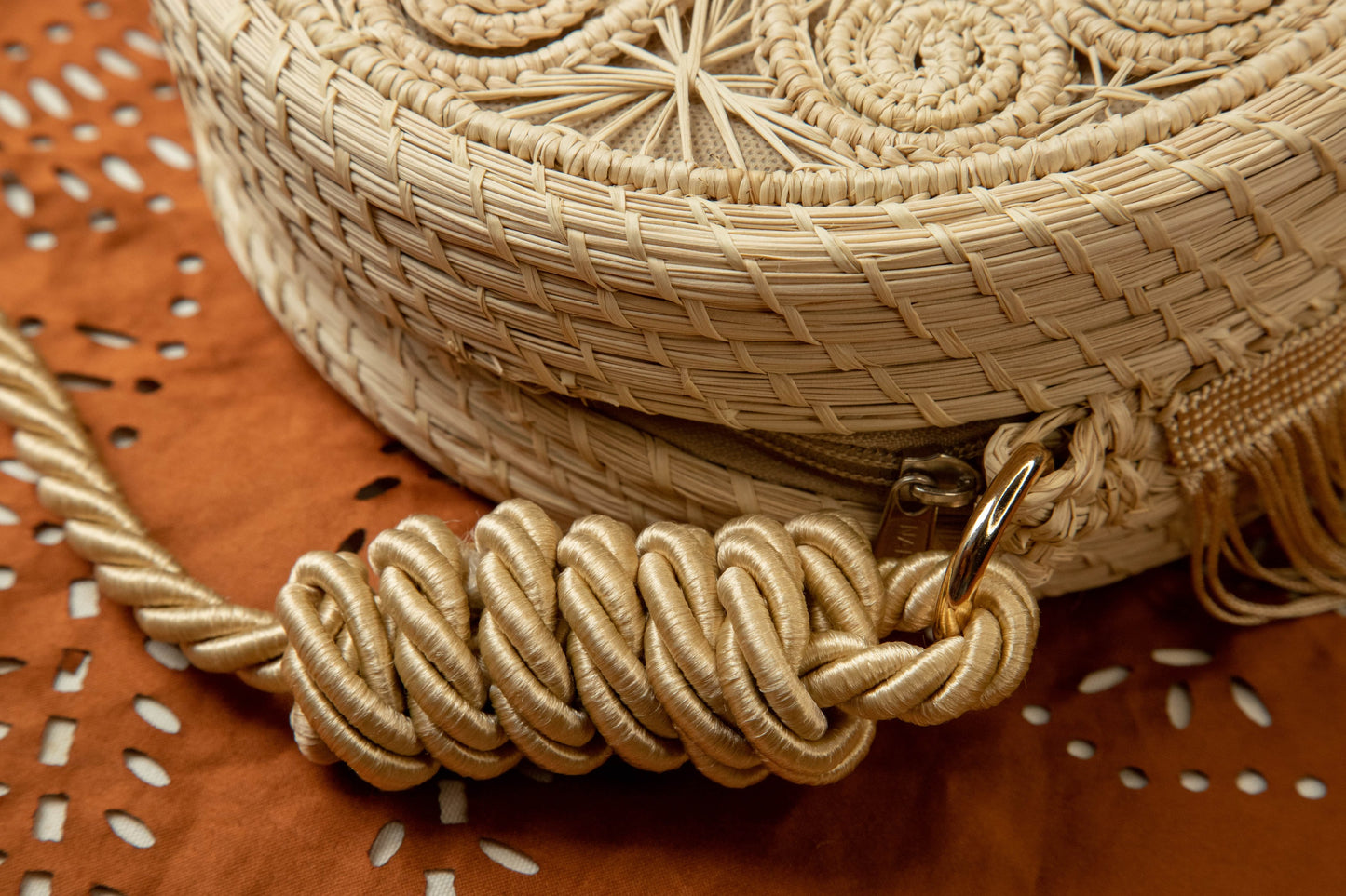 Round shoulder bag with tassels, undyed natural / Carmen