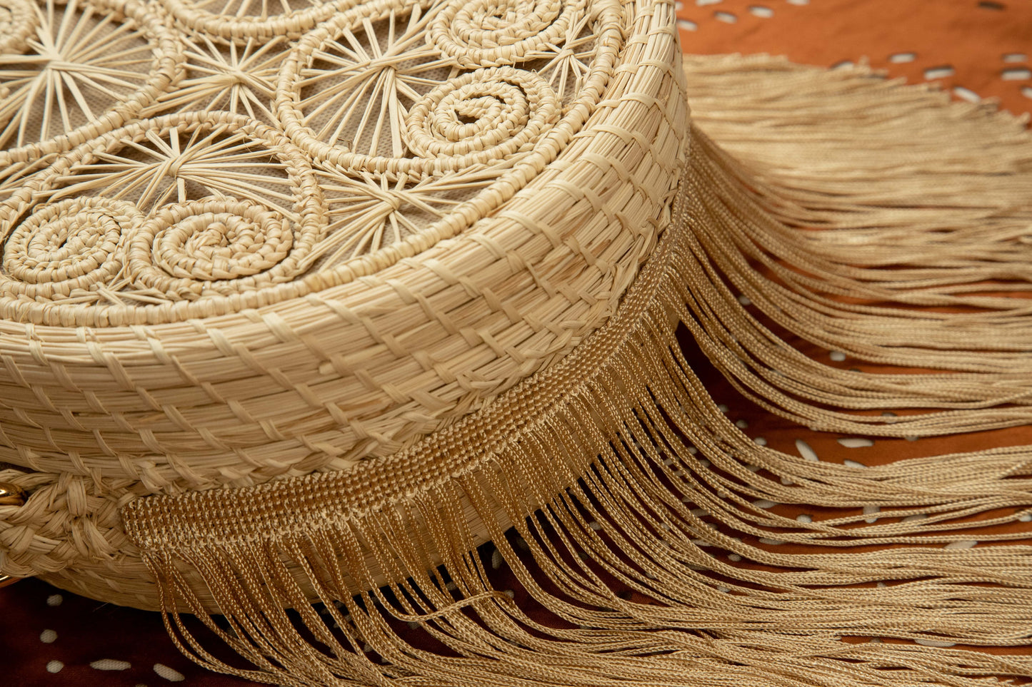 Round shoulder bag with tassels, undyed natural / Carmen