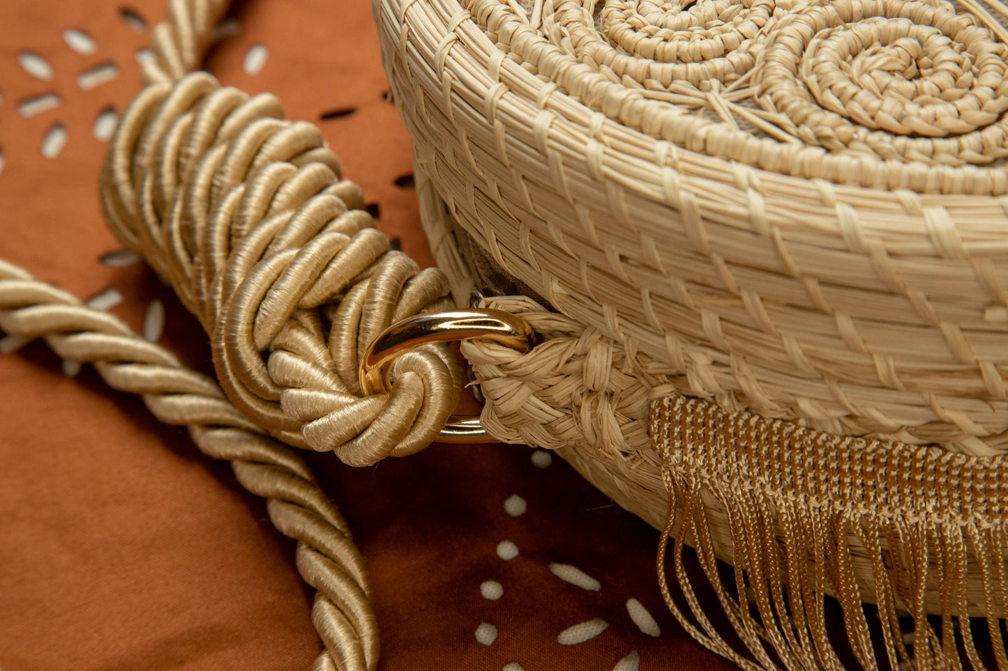 Round shoulder bag with tassels, undyed natural / Carmen