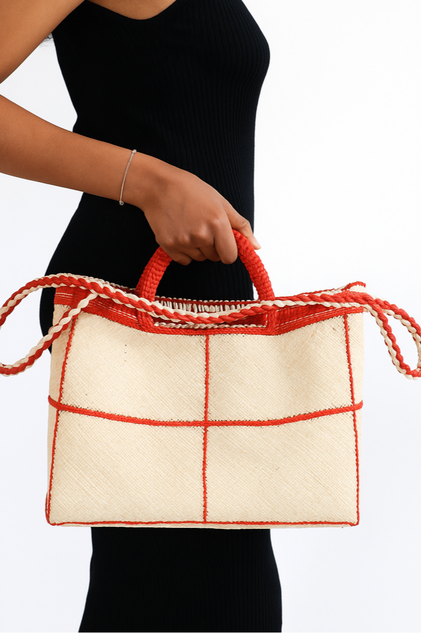 Flat-Bottom Grid tote bag with versatile straps
